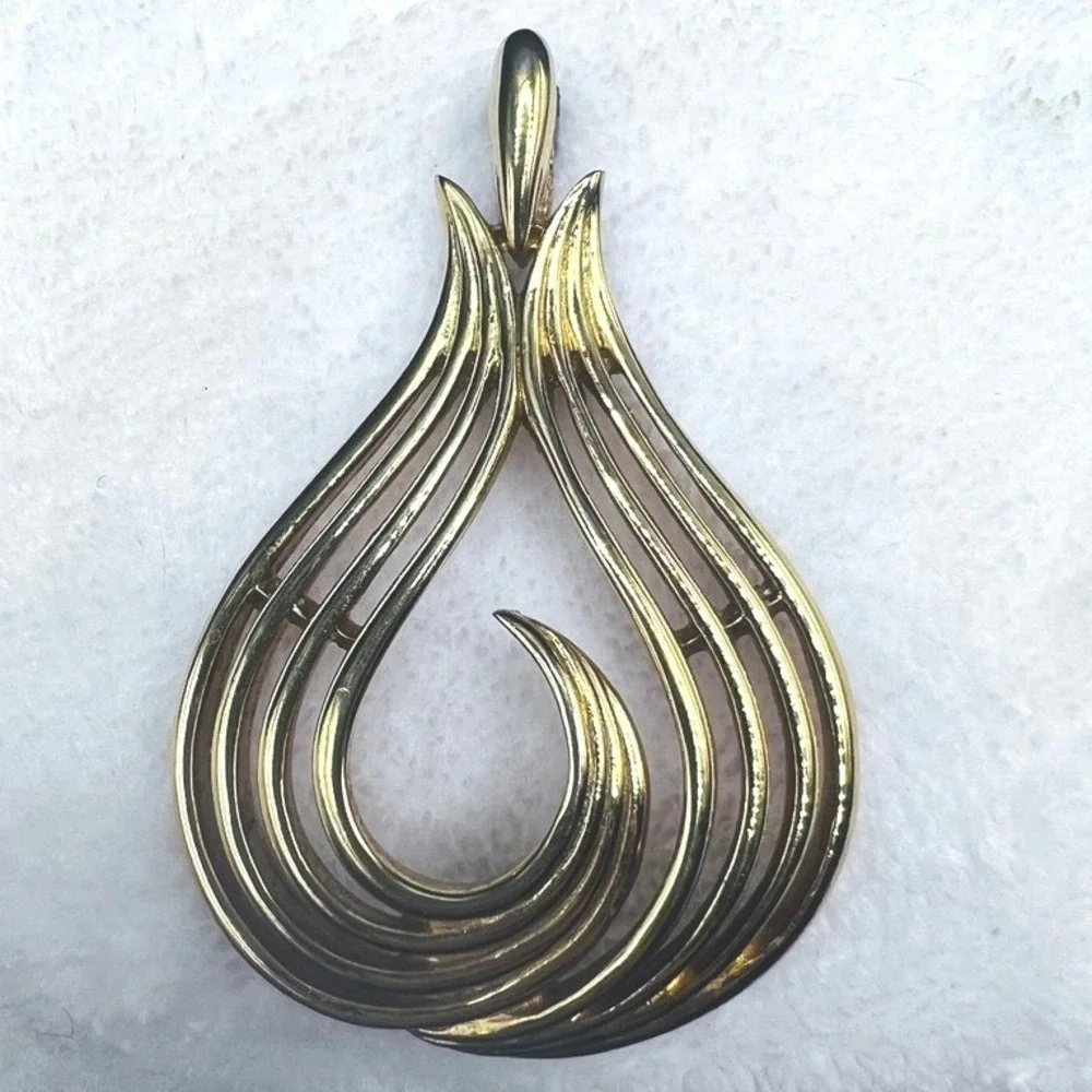 Vintage Trifari Pendant Teardrop Swoop Gold Tone 2.25 X 1.5